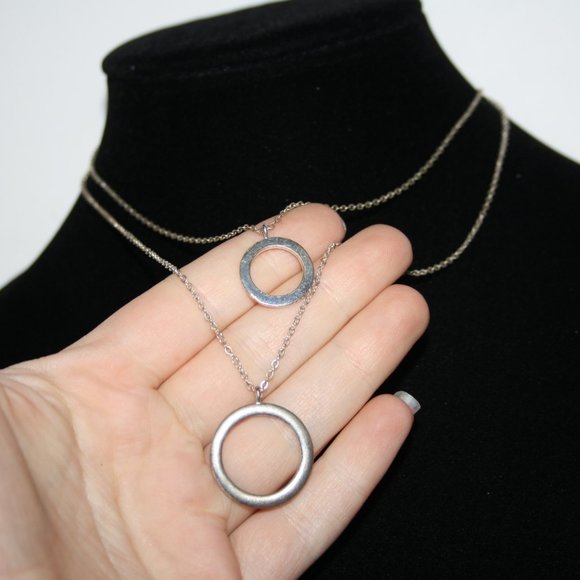 Beautiful silver layered circle necklace - Picture 2 of 4